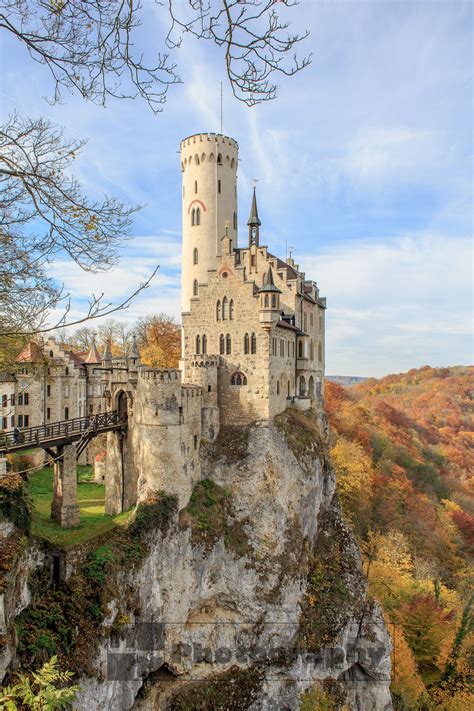 Schloss Lichtenstein bei Reutlingen in Herbstfarben