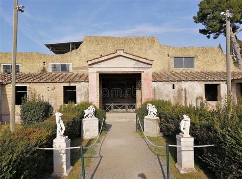 San giorgio a cremano, adiacente via togliatti, più precisamente via patacca proponiamo in affitto in porzione di villa, grazioso monolocale completamente arredato sito al primo. Ercolano - Casa dei Cervi editorial stock image. Image of ...