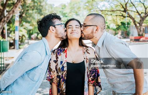 Photo Libre De Droit De Concept De Triangle Amoureux Concept De Polygamie Deux Hommes Embrassant