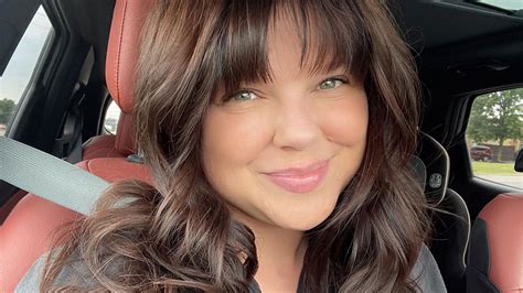 Amy Duggar Shows Off Her Plunging Cleavage In A Plunging Top In New Video As She Breaks Her