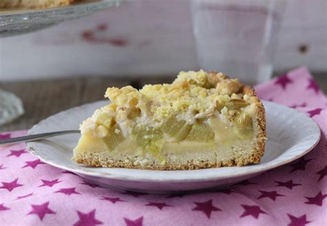 Rhabarberkuchen mit Streuseln und Puddingfüllung