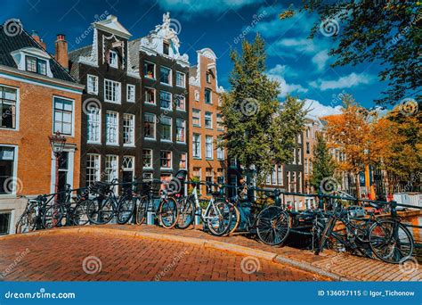 Case Olandesi Tradizionali Di Stile A Amsterdam Paesi Bassi Giorno