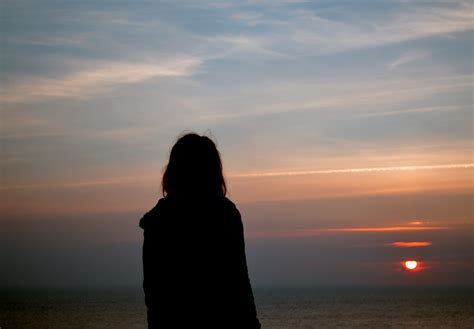 無料画像 ビーチ 海岸 自然 海洋 地平線 シルエット 雲 日の出 日没 太陽光 朝 夜明け 夏 孤独