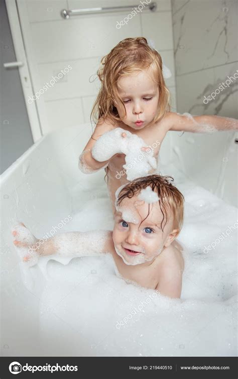 Hermanito Hermana Divirtiéndose Tomando Baño Juntos Baño Ligero
