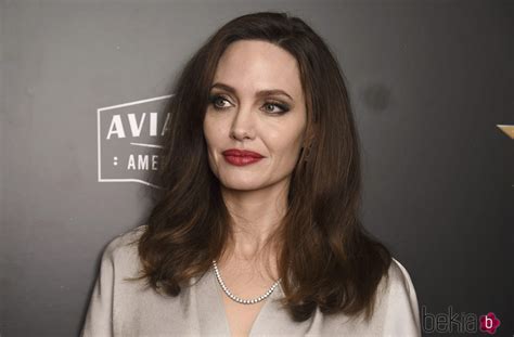 Angelina Jolie Posando En La Alfombra Roja De Los Hollywood Film Awards 2017 La Vida De