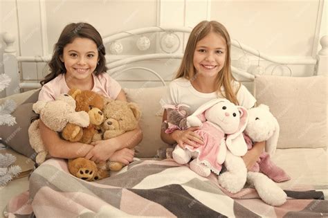 Kochamy Boże Narodzenie Małe Dziewczynki Bawią Się Zabawkami Szczęśliwe Dzieci W łóżku Na