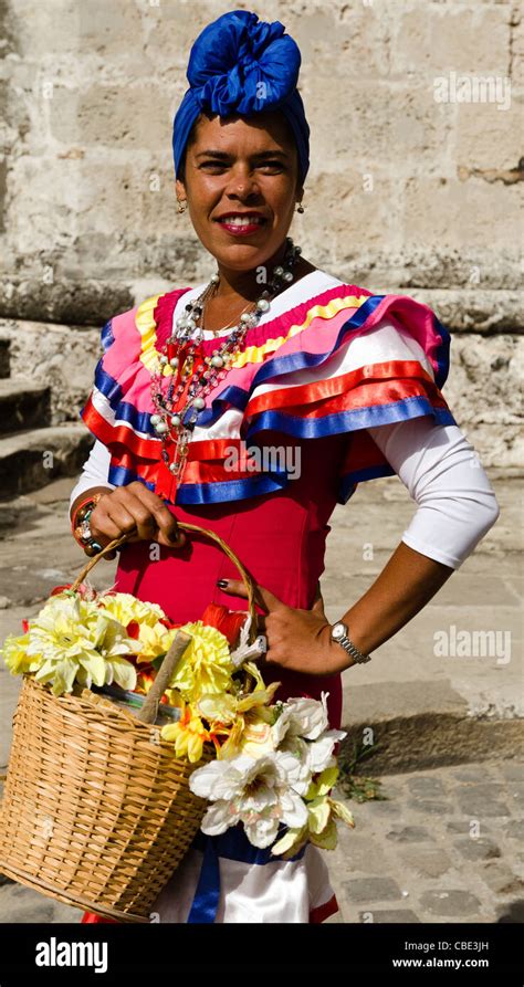 Vestido Tradicional Mujer Cubana Fotografías E Imágenes De Alta