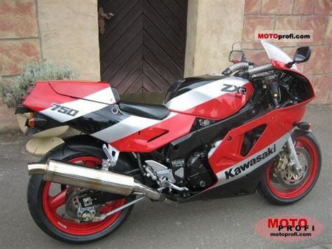 The engine was extensively revised in 1990 and features a lot of parts previously only available in the racekit. Kawasaki ZXR 750 1990 Specs and Photos