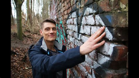 An vielen stellen erinnern nur noch metallplatten im boden daran, wo die mauer einst stand. Mitten im Wald: Unbekanntes Stück der Berliner Mauer ...