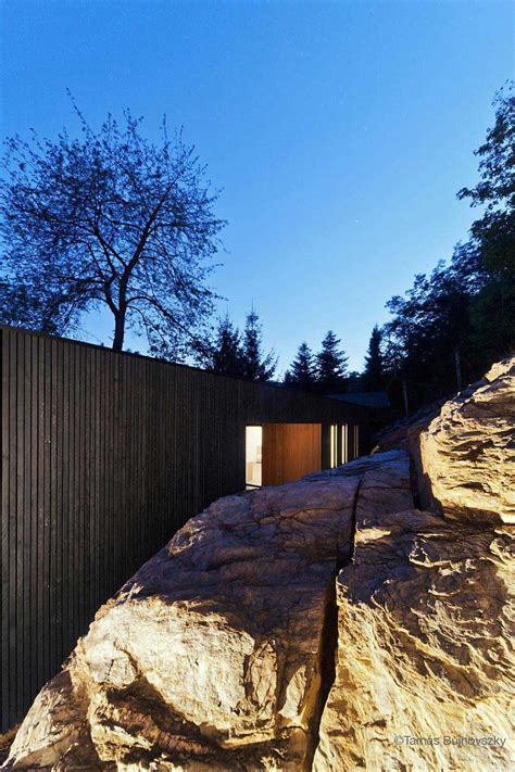 Timber Cabin Built Into Cliff Side Site Modern House Designs