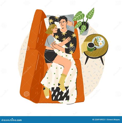 couple d amour se relaxer sur le canapé à la maison jeune homme heureux et femme allongé sur un