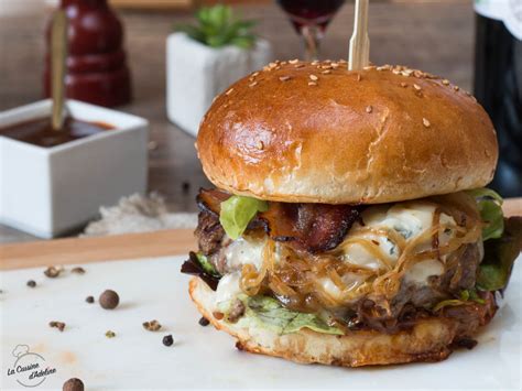 Şahane burgeri, patates kızartması ve içecek ile cheeseburger menü siparişi verin, tıklayın gelsin! Burger au bacon et au bleu (Bleu Cheese and Bacon Burger ...
