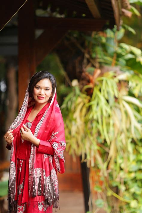 Samantha was one of the members of the kit kat klub show. Red kebaya (With images) | Kebaya, Saree, Fashion