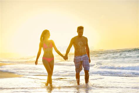 wittebroodsweken romantisch paar in liefde bij strandzonsondergang stock afbeelding image of