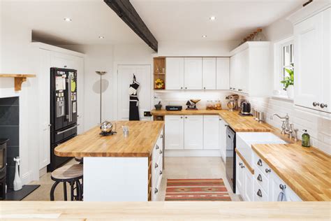 Whether you've settled on white kitchen cabinets to keep things simple or want to try a dark or colourful look. Style Ideas for Solid Oak Kitchens | Solid Wood Kitchen ...