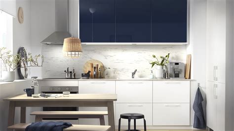 Ikea trenger neppe noen lengre introduksjon. Kjøkken - fronter med kontrastfarger - IKEA
