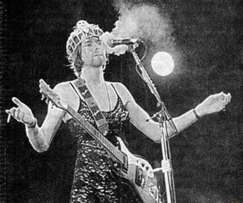 The best gifs are on giphy. Kurt Cobain in a dress | Nirvana kurt cobain, Nirvana ...