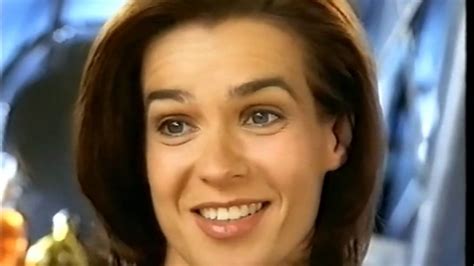 Head & shoulders, dünyanın bir numaralı kepek şampuanı markasıdır. Head & Shoulders Werbung Kati Witt 1997 - YouTube