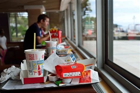 Fast Food Kette McDonald s will weniger Plastikmüll produzieren