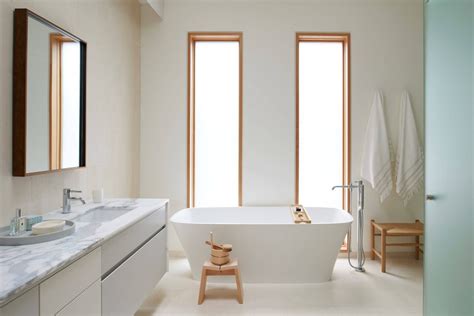 Marmer is een materiaal dat perfect geschikt is om in grote, maar ook in kleine mate toe te passen. Mooie badkamer met hout en marmer | Wooninspiratie
