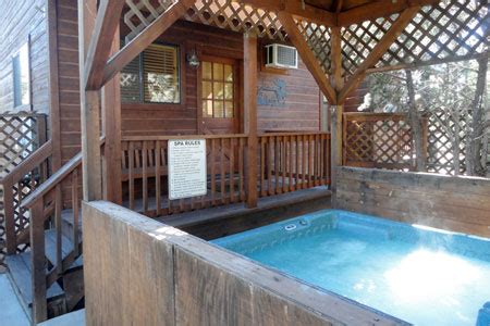 2 bedroom loft cabin & spa. Bear's Den Cabin: 2 Bedroom Loft Cabin with Spa & Wi-Fi