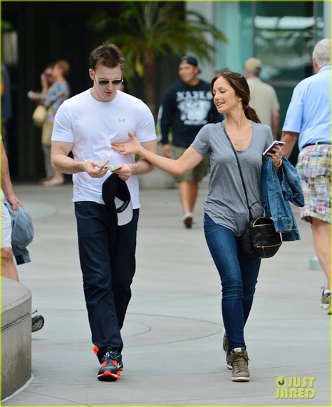 Chris evans genießt sein leben als single. Chris evans freundin. Avengers Star Chris Evans Trennt ...