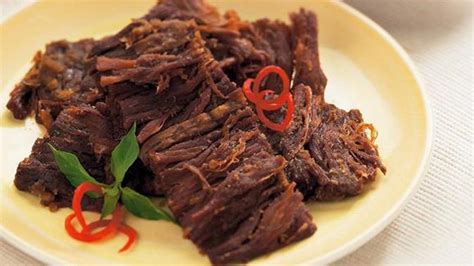 Daging yang sudah direbus, kita tumbuk selagi panas untuk melemaskan seratnya agar mudah empuk saat diungkap nanti.bahan5 potong daging, iris lebar2 sendok m. Resep Empal Goreng Empuk Enak Dan Sederhana