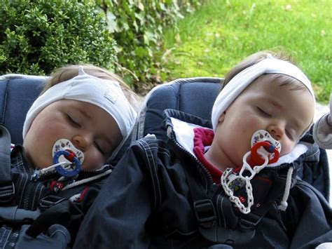 How do you tell twins apart? How To Tell Twins Apart When They're Babies, In School ...