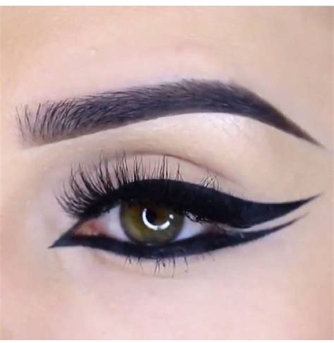 graphic double winged eyeliner style Ögonmakeup makeupidéer sminkinspiration