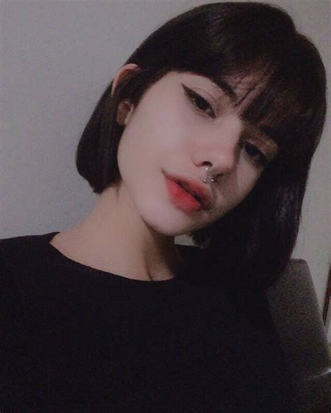 Are you looking to get in touch with anna sarelly for commercial opportunities ? 𝐻𝑂𝐿𝑌 𝐴𝑆𝑇𝑇𝑌. 𖤐 no Instagram: "あなたの魂を売る" | Chicas con cabello corto, Tumblr pelo corto, Chicas ...