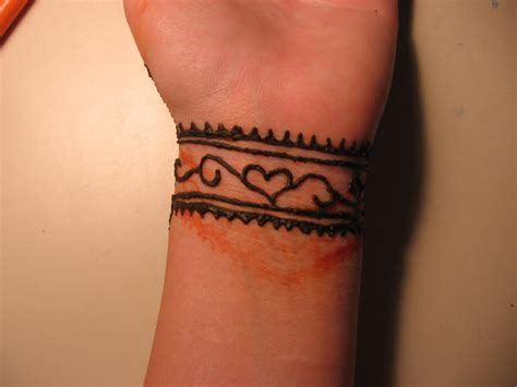 24 Henna Tattoo Designs For Wrist