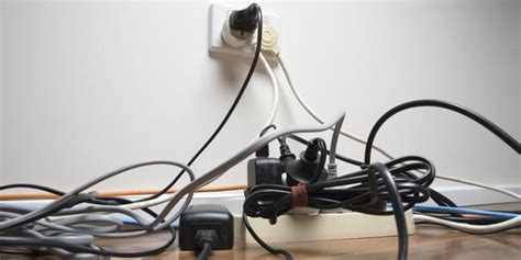 Cara mengatasi renjatan elektrik harus dititikberatkan khususnya jika anda memiliki anak kecil di rumah. ''Awas, Bahaya Sambung Banyak Wayar 'Extension' Dalam Satu ...