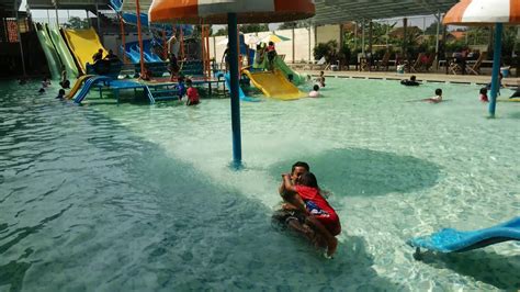 Bermain air sembari belajar di kolam renang. Kolam Renang Batang Sari Pamanukan - Foto Kolam Renang ...