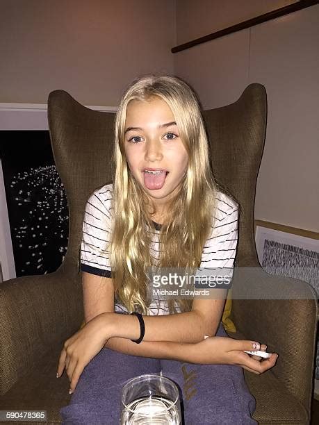 12 Year Old Blonde Girl Photos Et Images De Collection Getty Images
