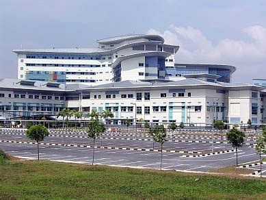 Mereka juga menawarkan 24 jam servis ambulan. mama sarah: Hospital Sungai Buloh