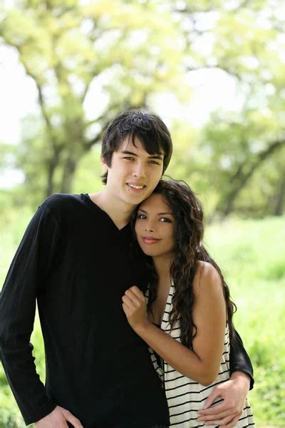 Pareja Adolescente Sentada En El Banco Al Aire Libre Sonriendo Fotografía De Stock © Jeffwqc