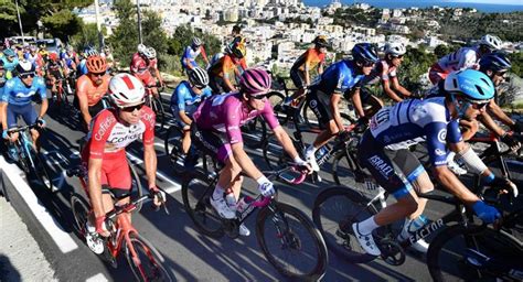 Bernal vence en el infernal 'sterrato' y se enfunda la 'maglia' rosa. Sigue EN VIVO y con transmisión de TV la etapa 9 del Giro ...