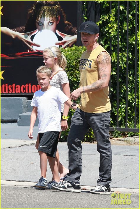 Ryan Phillippe Roscoes Chicken With Ava And Deacon Photo 2699362 Ava Phillippe Celebrity