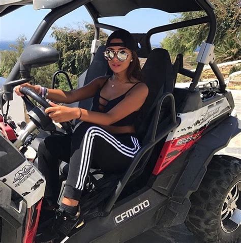 Les femmes matures aiment s'exhiber nues et montrer leurs gros seins. Postbad ~ Book | Photo stylé, Vetement equitation et Mode ados