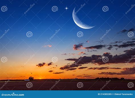 Lua Crescente Com Belos Raios Solares Imagem De Stock Imagem De Azul Alaranjado 214385285