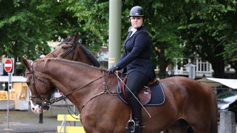 Prinses Amalia Rijdt Op Een Paard Door Den Haag