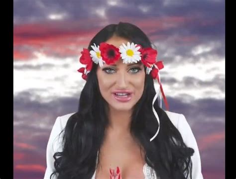 Małgorzata godlewska, w przerwie pomiędzy nagraniami, pozwoliła sobie na chwilę odpoczynku na luksusowym jachcie. Małgorzata Godlewska modli się na Instagramie: "Kto ja ...