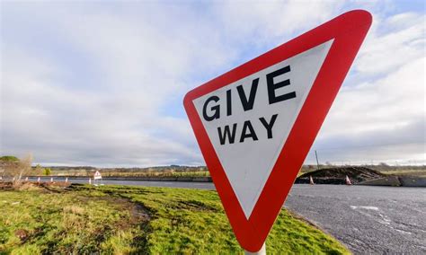 Give Way Sign Meaning And Safety Tips Driveeuae