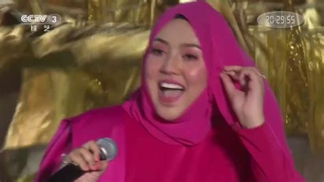 Ada sesuatu tentang kita kemesraan bersama membuatku alpa tak pernah terlintas untuk aku kehilanganmu aku tahu s.a. 2018/07/12 Shila Amzah (茜拉) Rolling in the deep | 2018 ...