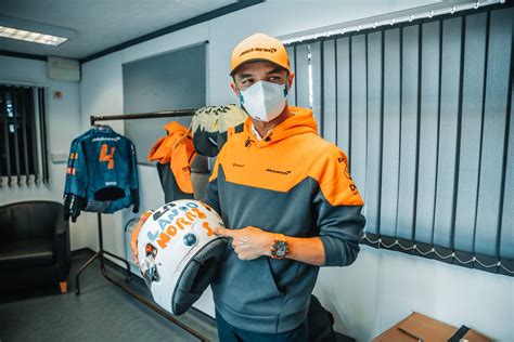 Lewat akun twitter resminya, @landonorris mengungah foto dari berbagai sisi helm warna biru dengan aksen kuning stabilo, yang. F1 2020 Lando Norris Helmet - F1 Reader