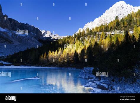 The Frozen Sorapiss Lake Dolimiti Mountains Italy Stock Photo Alamy