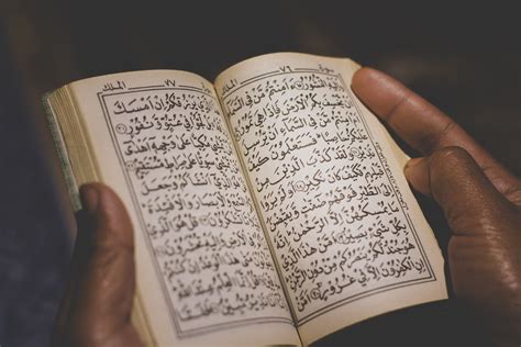 Sesungguhnya kami telah menurunkannya (al quran) pada malam kemuliaan. Surat Al Qadr Ayat 1-5 Arab, Latin, dan Terjemahan Bahasa ...