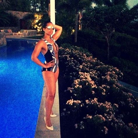 Alicia Keys Shows Off Her Hot Swimsuit Body While Posing By The Pool