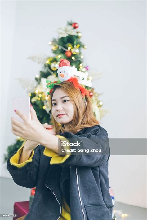예쁜 여자 와 산타 머리 띠 복용 셀카 에 소파 20 29세에 대한 스톡 사진 및 기타 이미지 20 29세 가정의 방 개념 istock