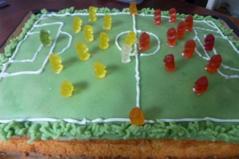Check spelling or type a new query. Fußballfeld-Kuchen - Rezept mit Bild - kochbar.de